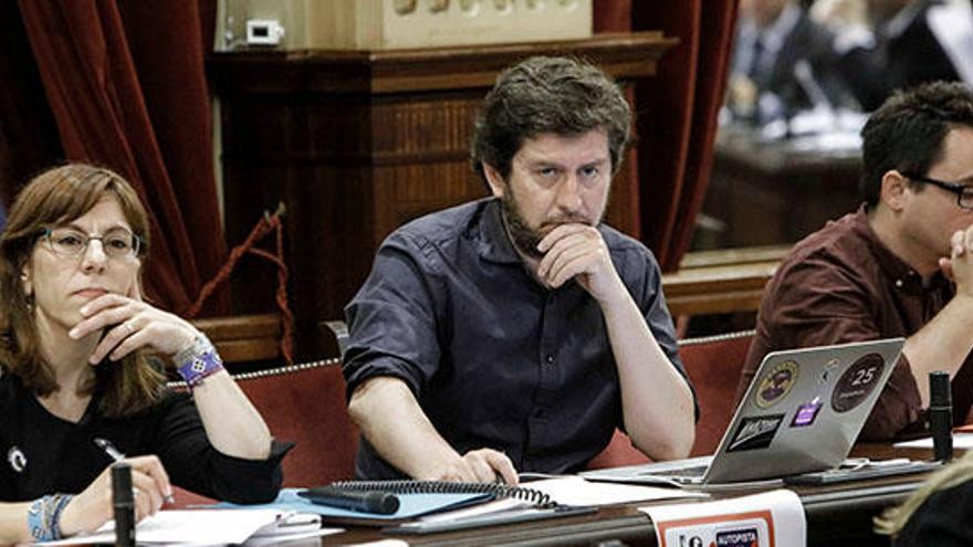 Jarabo y Camargo, ayer en el Parlament, en donde se pudo ver la frialdad entre ambos.