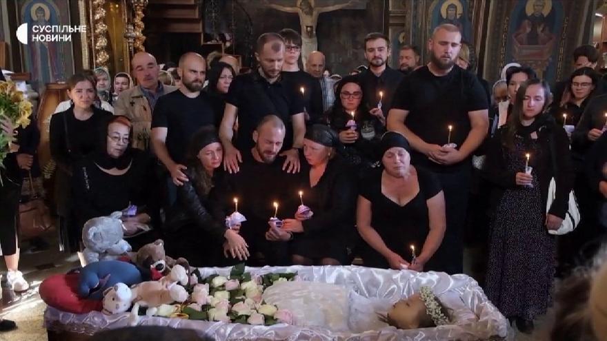 Emotiva despedida de la pequeña ucraniana con síndrome de Down fallecida en un ataque ruso.