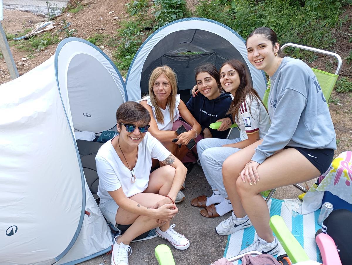 Las fans de Aitana pasan la noche junto al río de La Magdalena, en Avilés.