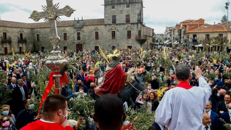 Bendición de Ramos en una plaza de Fefiñáns atestada de gente.   | // IÑAKI ABELLA