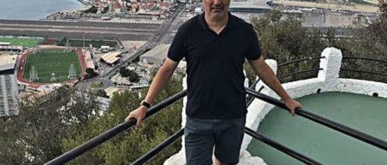 Víctor Afonso, en un mirador del Peñón de Gibraltar. A la izquierda se aprecia el Victoria Stadium, y al frente, la bahía de Algeciras y La Línea de la Concepción.