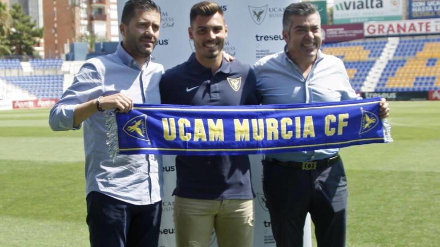 Luis Fernández, junto a Pedro Reverte (izquierda) en la presentación de ayer.