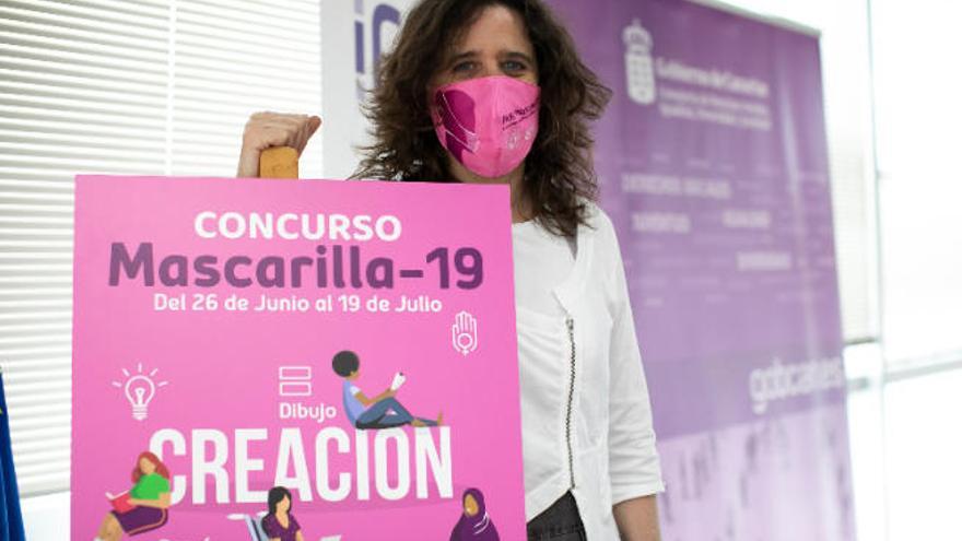 Kika Fumero junto al cartel del &#039;Concurso Mascarilla-19&#039;, ayer.