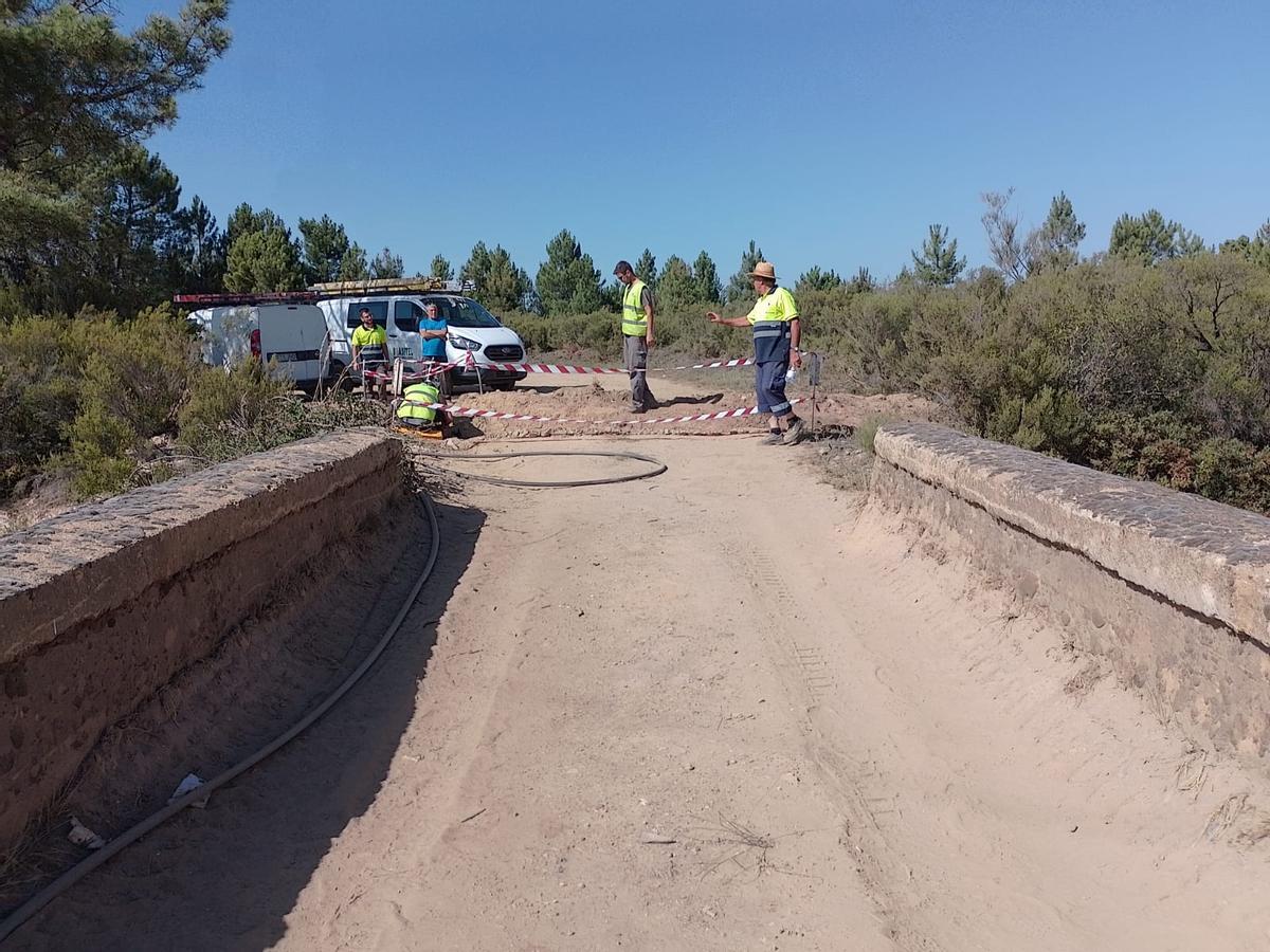 Zona donde se ha desprendido el estribo sobre la vía del tren