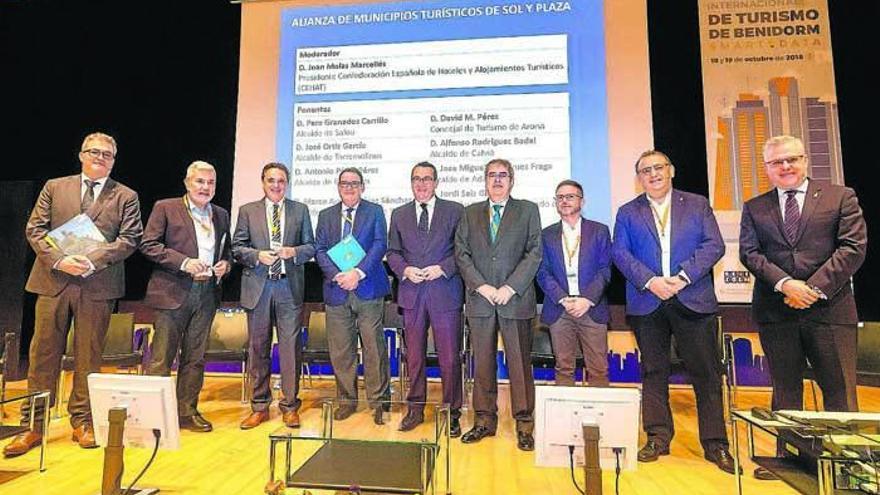 Los alcaldes de los municipios asociados, con el presidente de la Cehat, el pasado octubre.