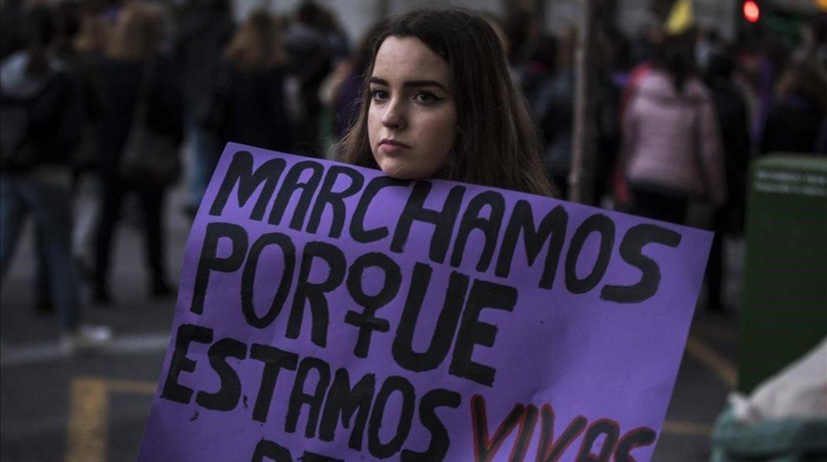 Una joven sostiene una pancarta contra la violencia machista, en una imagen de una manifestcaión en València en el 2018.