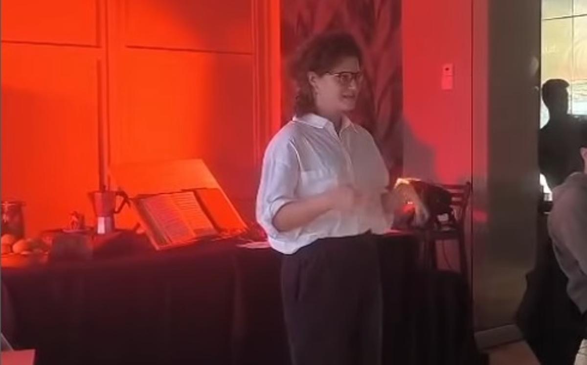 L'Estela explica als comensals el menú inspirat en Giacomo Puccini