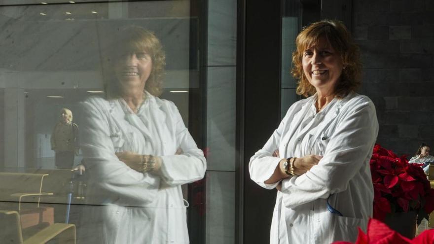 Dolors Garcia, especialista d’urgències a la seu de l’hospital on treballa, a Manresa | OSCAR BAYONA