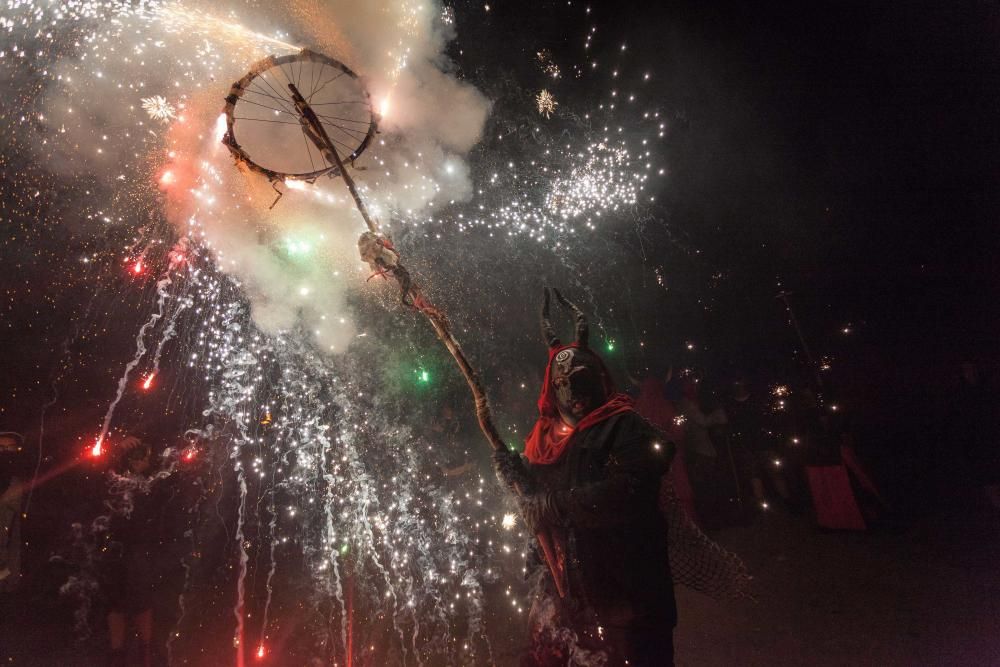 Los ‘dimonis’ invaden El Molinar durante el ‘correfoc’ de sus fiestas de verano