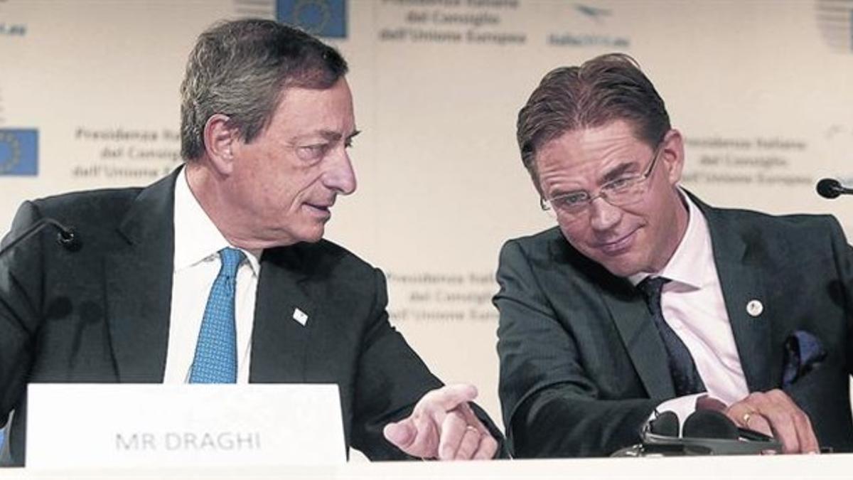 El presidente del BCE, Mario Draghi (izquierda), y el comisario de Asuntos Económicos, Jyrki Katainen, ayer.