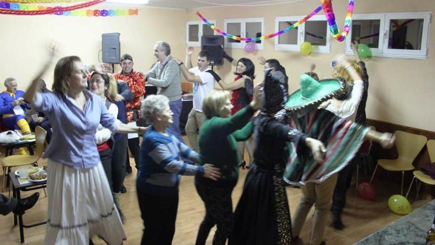 El baile en el centro social de Ferroñes.