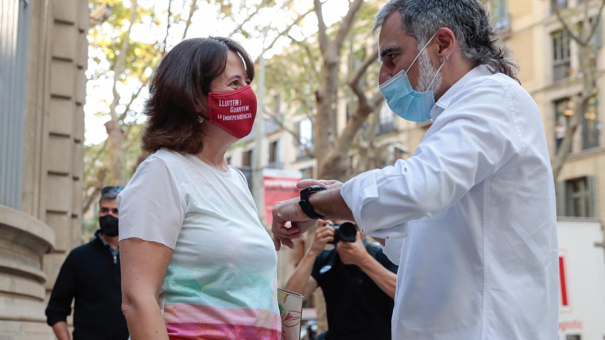 La presidenta de l&#039;ANC, Elisenda Paluzie, i el president d&#039;Òmnium, Jordi Cuixart, conversen l&#039;Onze de Setembre del 2021