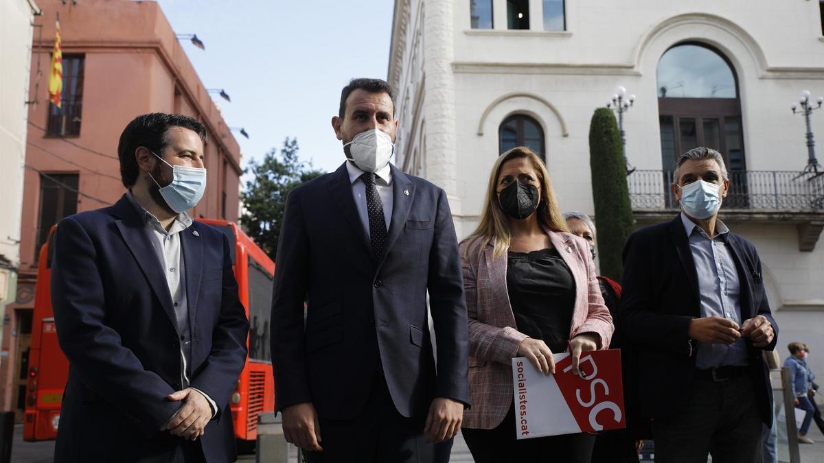 El grupo municipal del PSC de Badalona encabezado por Rubén Guijarro firma la petición de moción de censura al alcalde Xavier García Albiol.
