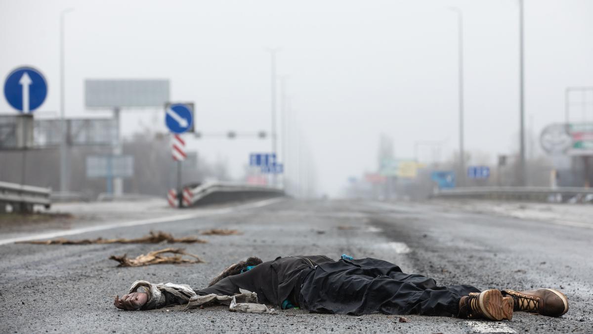 El cadáver de un civil yace en una carretera a 20 km de Kiev