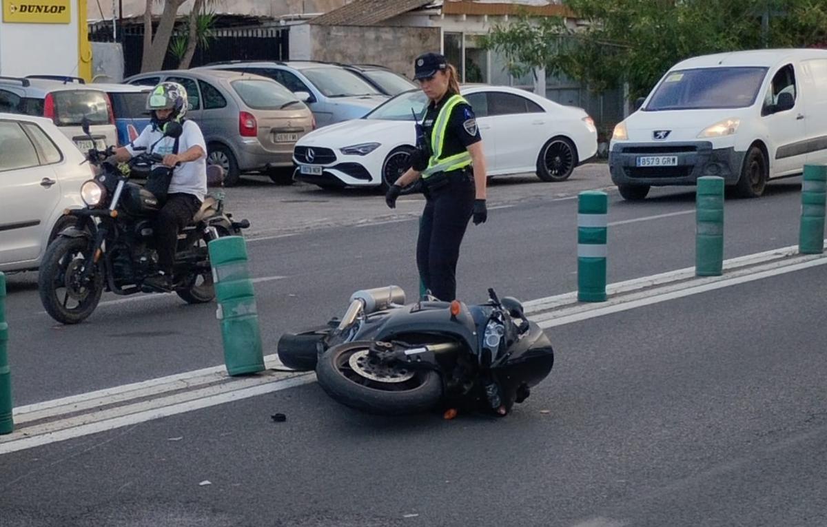 El estado en que quedó la motocicleta arrollada por un camión.
