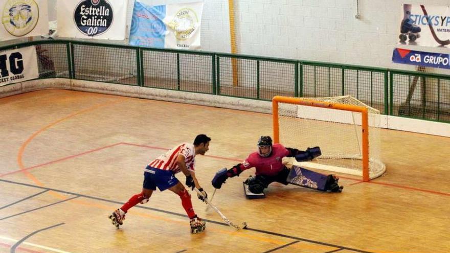 Martín Payero encara a Candid Ballart en el partido entre el Cerceda y el Voltregá disputado ayer en el González Laxe.