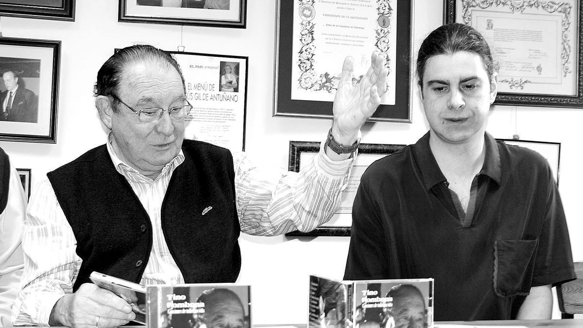 Tino Fombona, durante la presentación de su último disco junto a su hijo Chema Fombona.