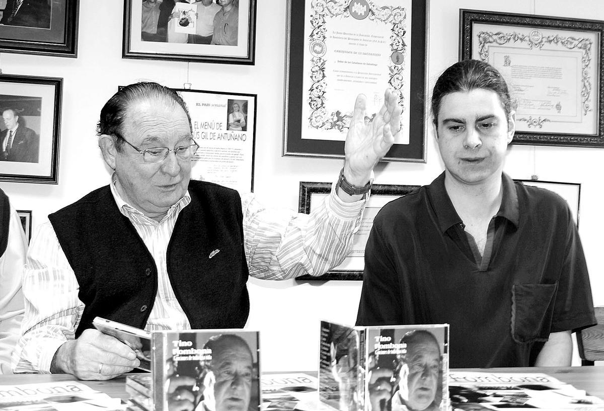 Tino Fombona, durante la presentación de su último disco junto a su hijo Chema Fombona.