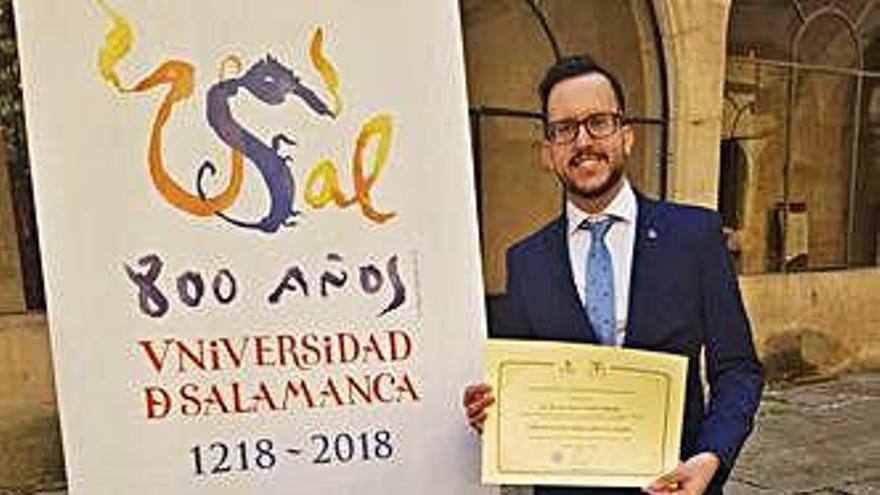 Álvaro José García Martín, con su diploma en Salamanca.