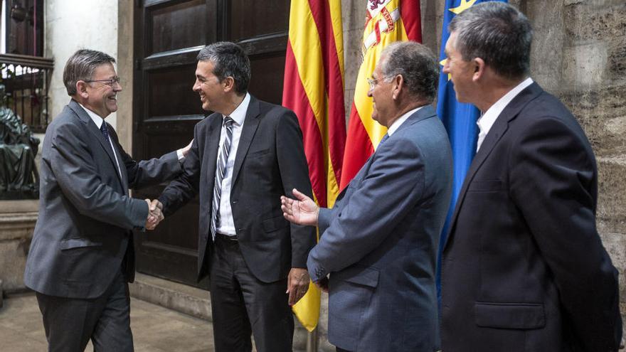 Ximo Puig, a la izquierda, y el conseller Climent (derecha), junto a directivos de Ford en un encuentro en el Palau en 2016.