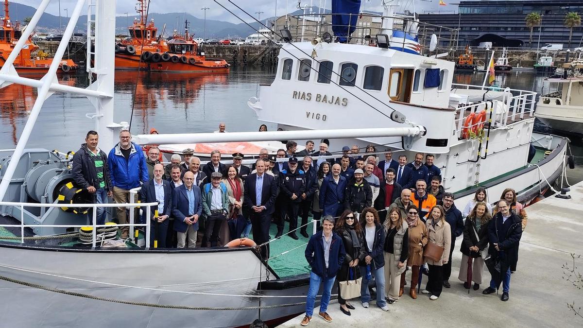 Foto de familia de personal del Puerto con los tripulantes del «Rías Bajas» en el homenaje de hace unas semanas.