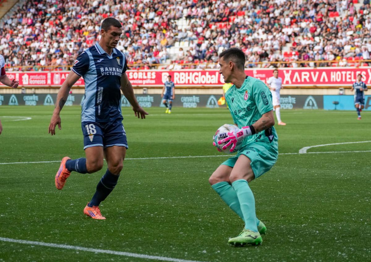 Adrián Fuentes presiona a Édgar Badía durante el Cultural Leonesa-Córdoba CF.