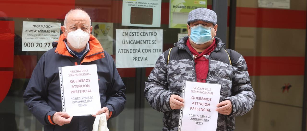 Protesta ante la sede de la Seguridad Social en Alicante para reclamar atención presencial