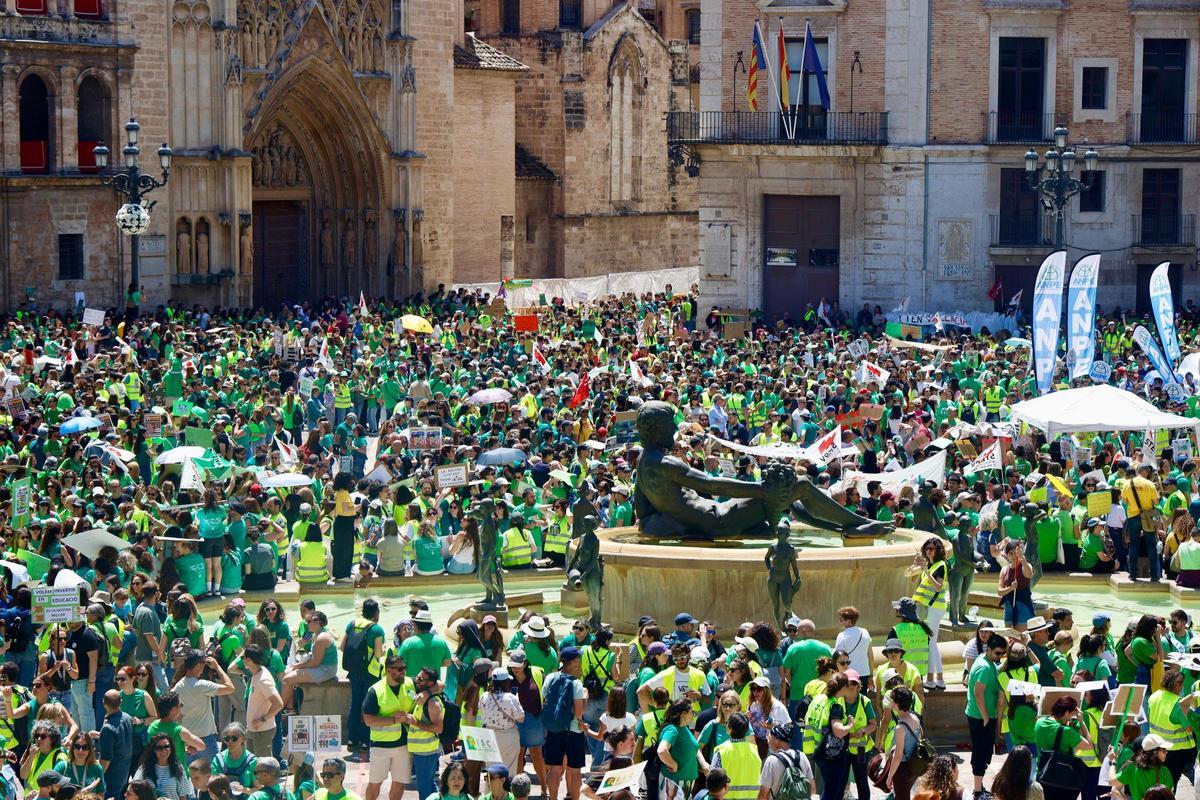 Así ha sido la marcha "histórica" de los profesores en València el día de la huelga