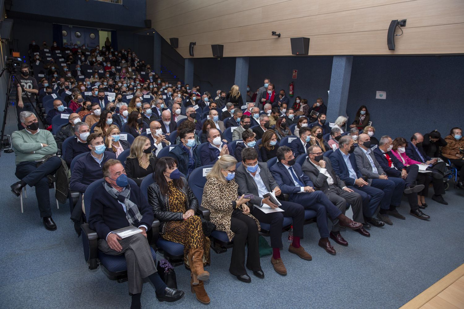 Toni Cabot presenta en el Club INFORMACIÓN el libro en el que plasma los perfiles de 40 personalidades de Alicante