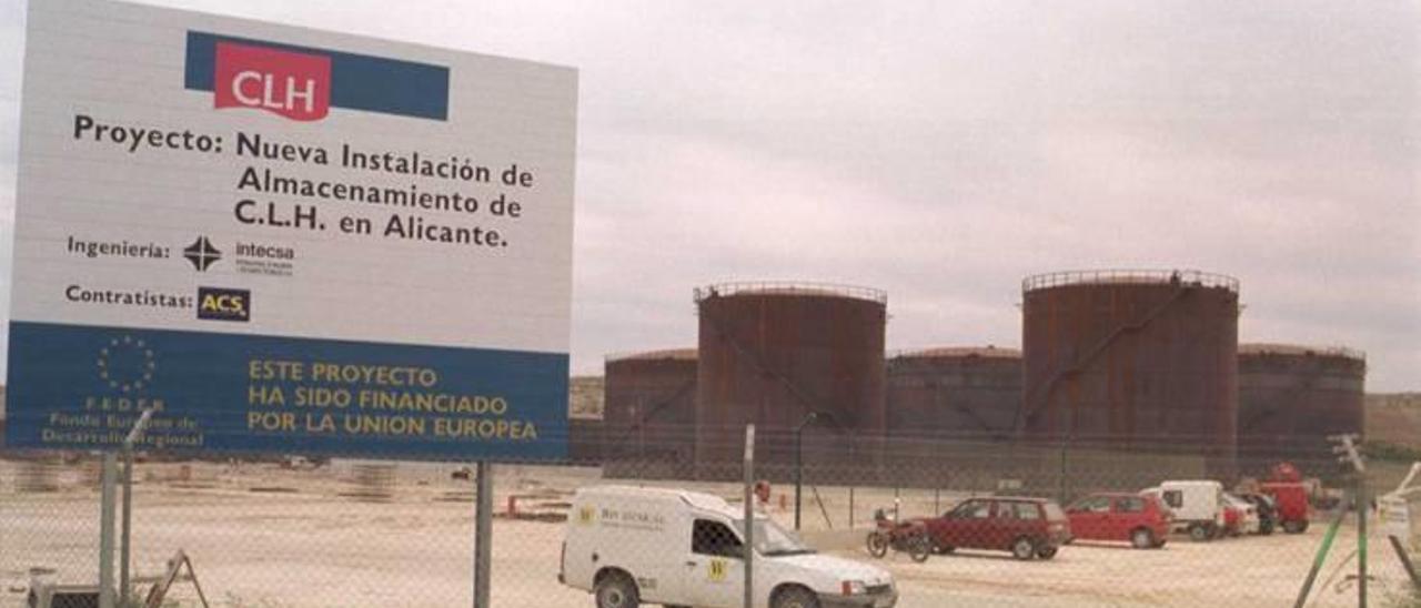 Los depósitos que se trasladaron del Puerto, en su fase de construcción a finales de los noventa.