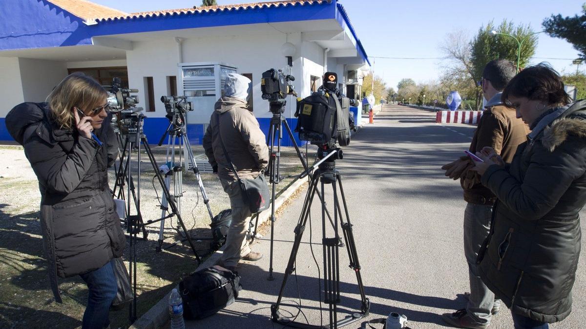 Periodistas a las puertas del penal esperando la puesta en libertad de Ricart.