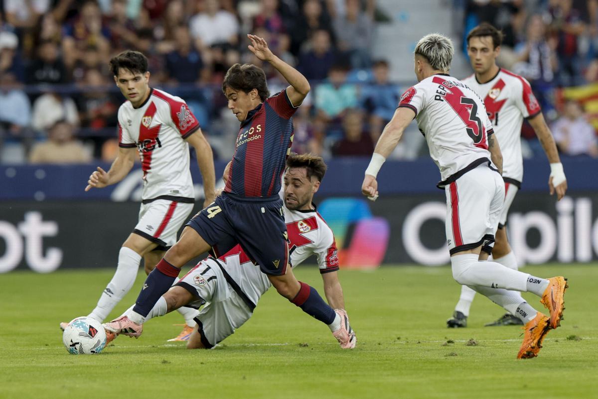 El jugador del Levante Carlos Álvarez (i) pelea un balón ante el centrocampista del Rayo Vallecano Unai López (c) este domingo, durante el partido de la jornada 9 de LaLiga EA Sports, entre el Levante UD y el Rayo Vallecano, en el Estadio Ciudad de Valencia. EFE/ Kai Forsterling. (Levante) (Rayo)