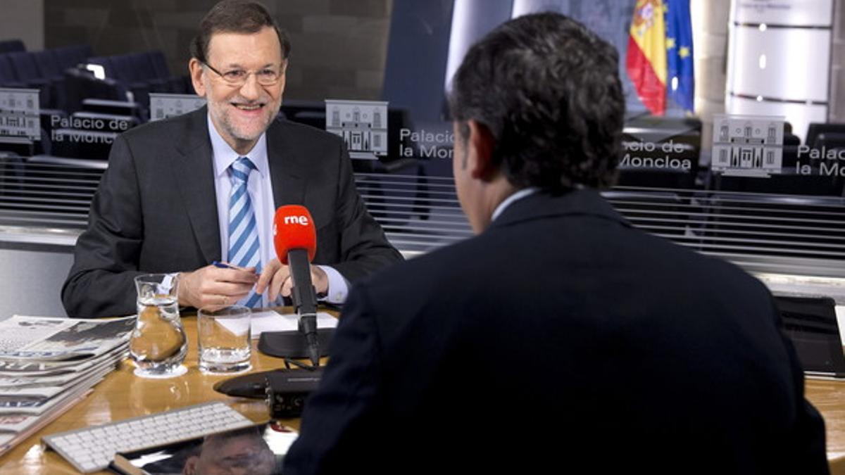 Rajoy, durante la entrevista en 'Las mañanas de RNE', con el periodista Alfredo Menéndez.