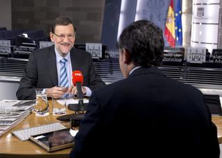 Rajoy descarta bajar el IVA y augura una rebaja del IRPF pero al final de la legislatura