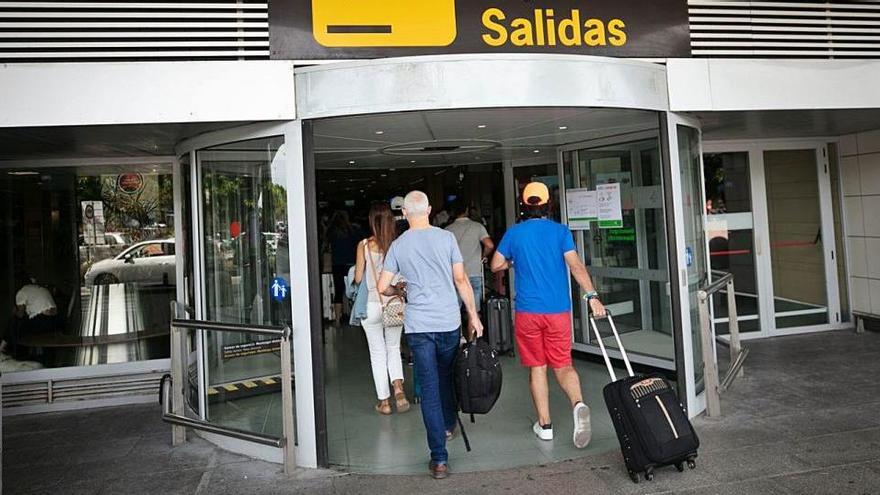 Turistas en el aeropuerto tras acabar sus vacaciones en agosto.