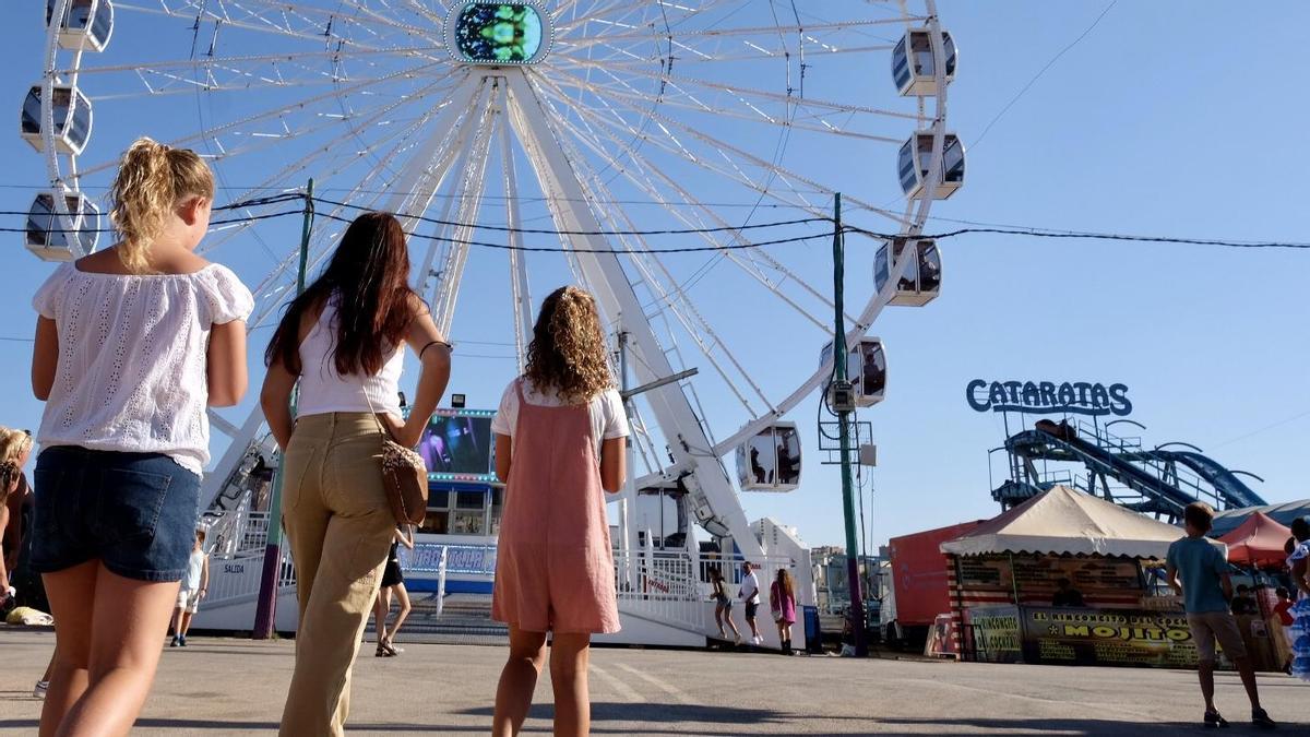 Una familia pasea por la Feria de Málaga en 2023