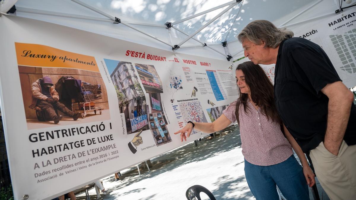 Gemma, vecina de Mallorca 243, comenta su caso con Jaume Artigues, de la asociación de vecinos de la Dreta de l'Eixample.