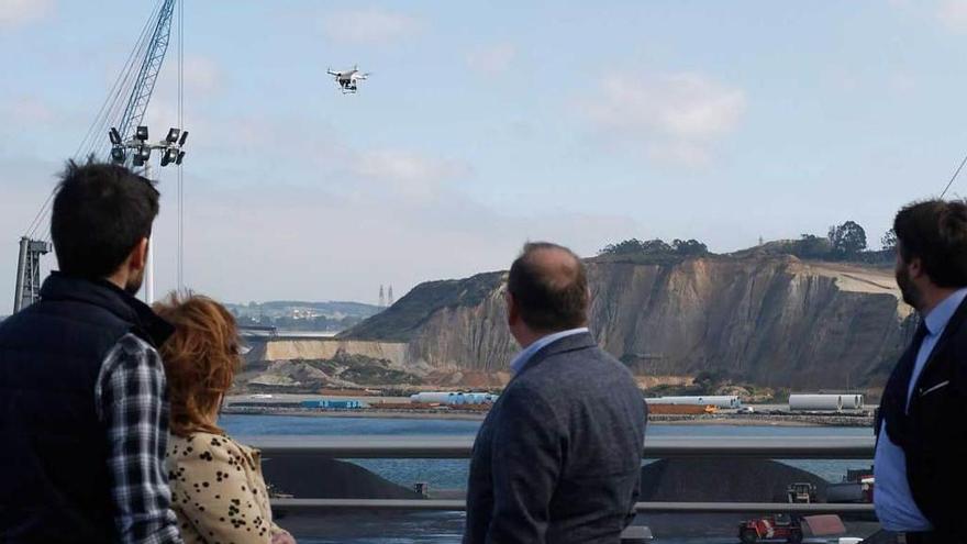 Un dron, al fondo, sobrevuela las instalaciones portuarias.