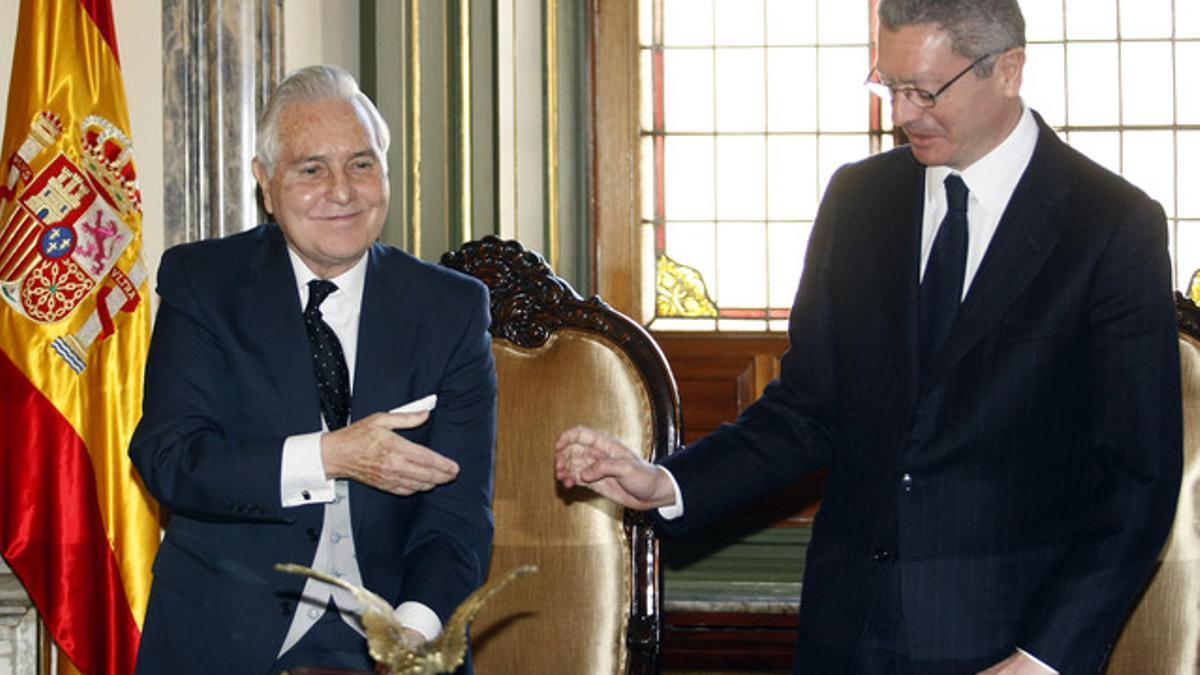 El presidente del Supremo, Carlos Dívar, junto al ministro de Justicia, Alberto Ruiz Gallardón, en la visita que este realizó a la sede del tribunal, el pasado 30 de enero.