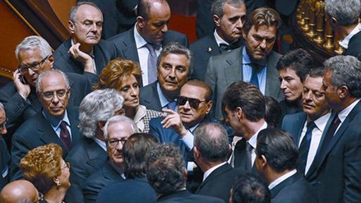 Berlusconi, rodeado de seguidores, a su llegada al Senado, el 16 de marzo.