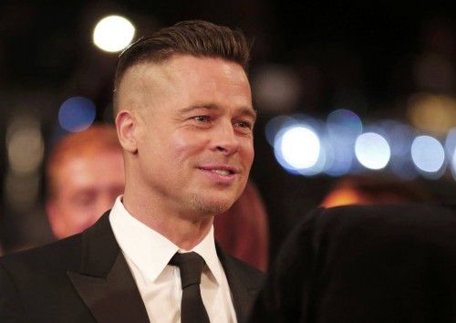 Brad Pitt ha sorprendido con una nueva imagen, con el pelo cortado al cero por los costados, en la entrega de los Bafta en Londres