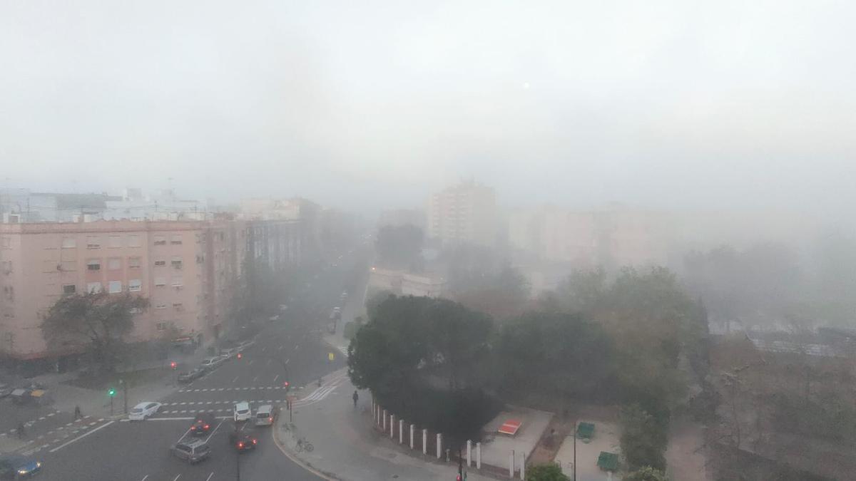 València ha amanecido hoy inmersa en una espesa niebla.