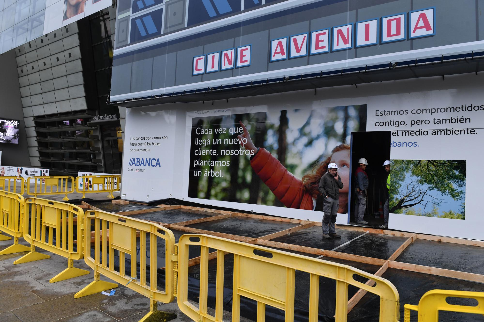 Abanca inicia la reforma del cine Avenida, que convertirá en edificio corporativo