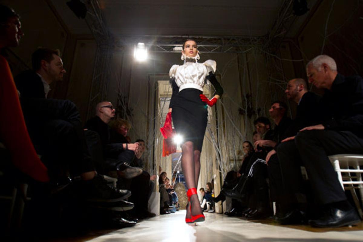 Una model presenta la col·lecció ’Prejudice’ del dissenyador Philippe Guilet a l’Ambaixada de França a Bucarest (Romania).