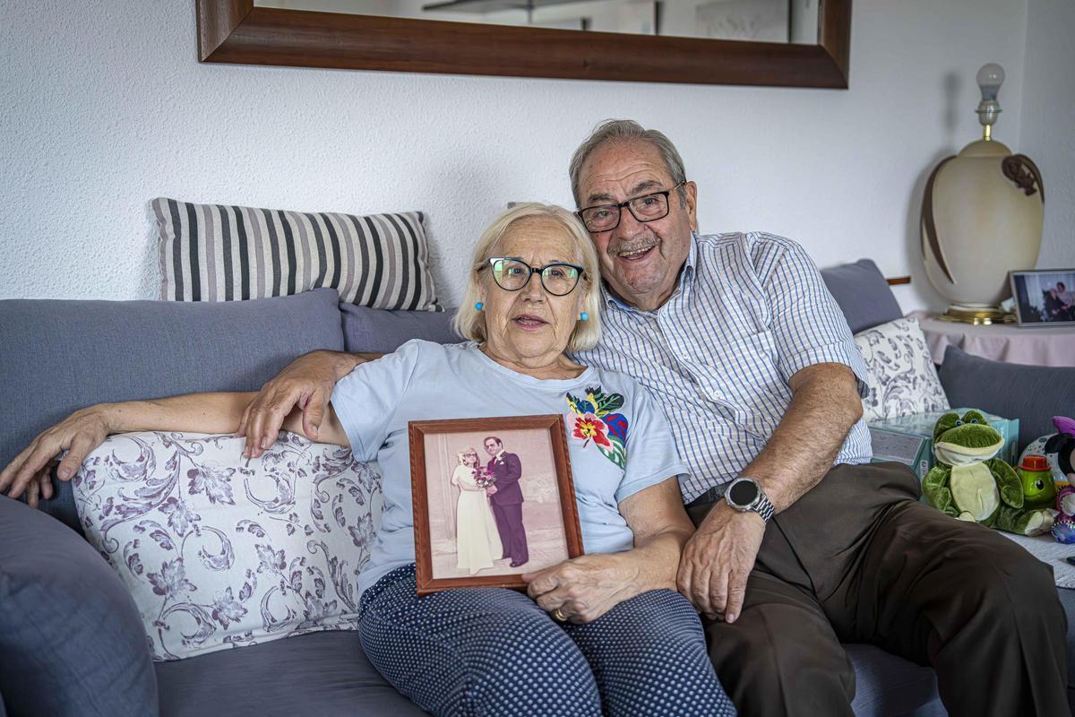 Tomás y Flor con una foto de su boda.