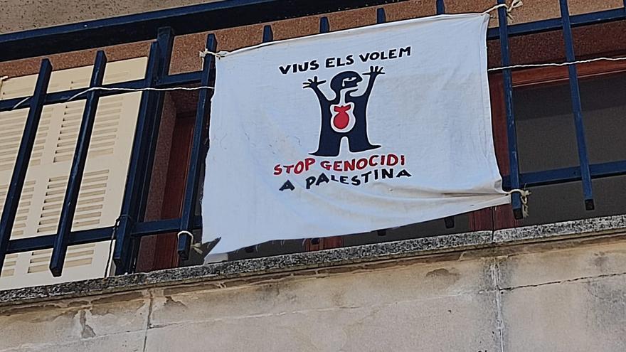 Vecinos de Sineu condenan el «genocidio» desde los balcones