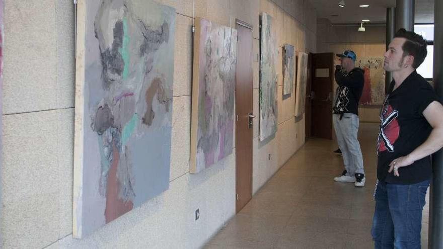 Adrián Martínez, ayer, en la inauguración de la exposición en el Centro Cultural de La Fresneda.