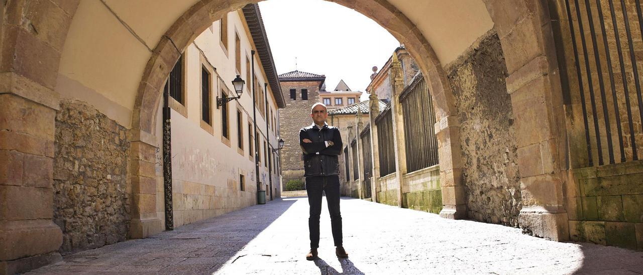 El pintor y profesor Faustino Ruiz de la Peña, en el tránsito de Santa Bárbara.