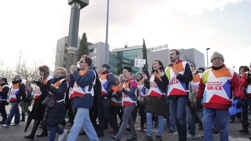 Trabajadores de Telemadrid durante una marcha ante la sede.