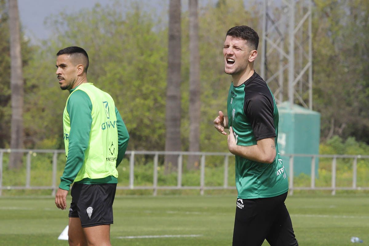 El Córdoba CF y su gran ambiente en el entrenamiento, en imágenes